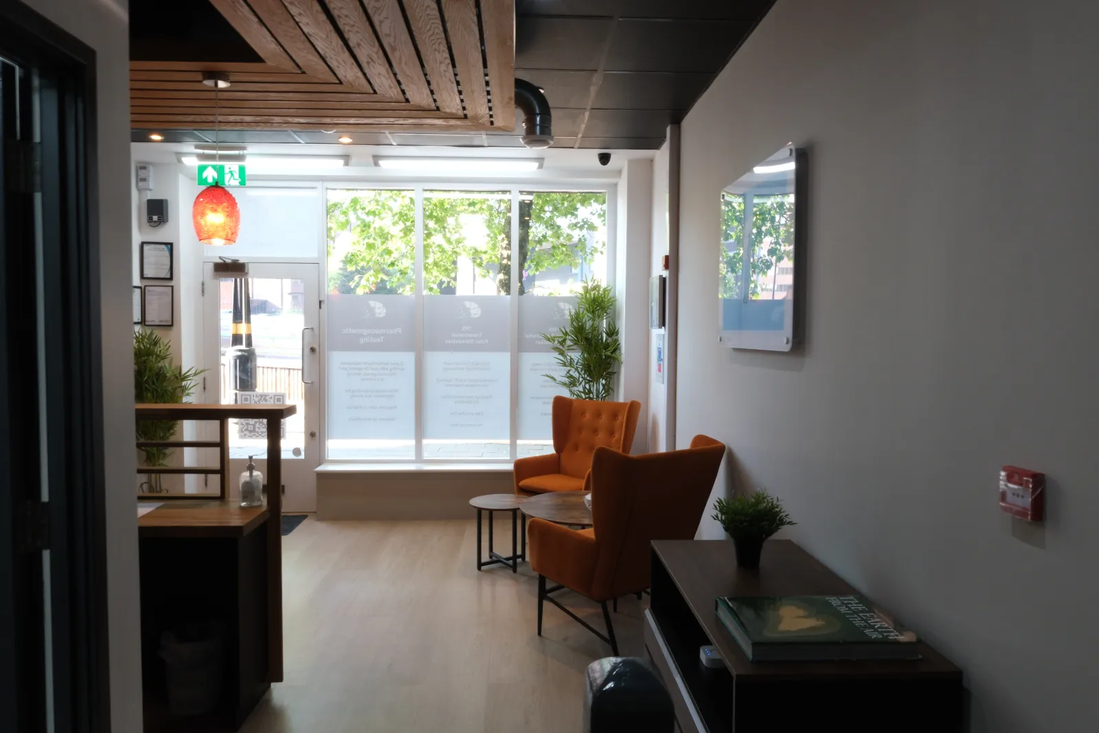 The entrance and waiting area seen from inside the clinic