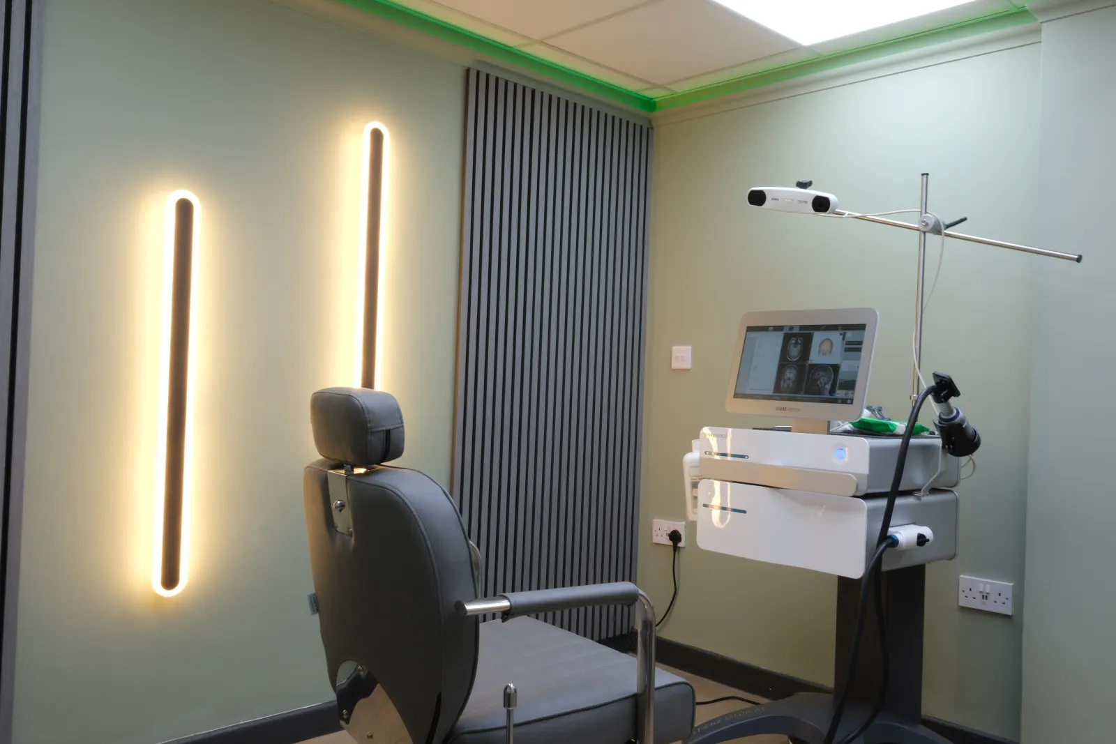 The TPS treatment chair and the navigation camera arm